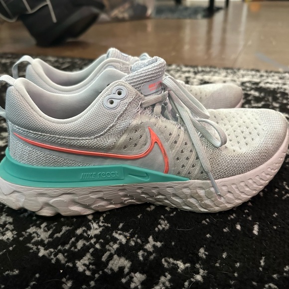 Women’s Nike shoes - Picture 1 of 5